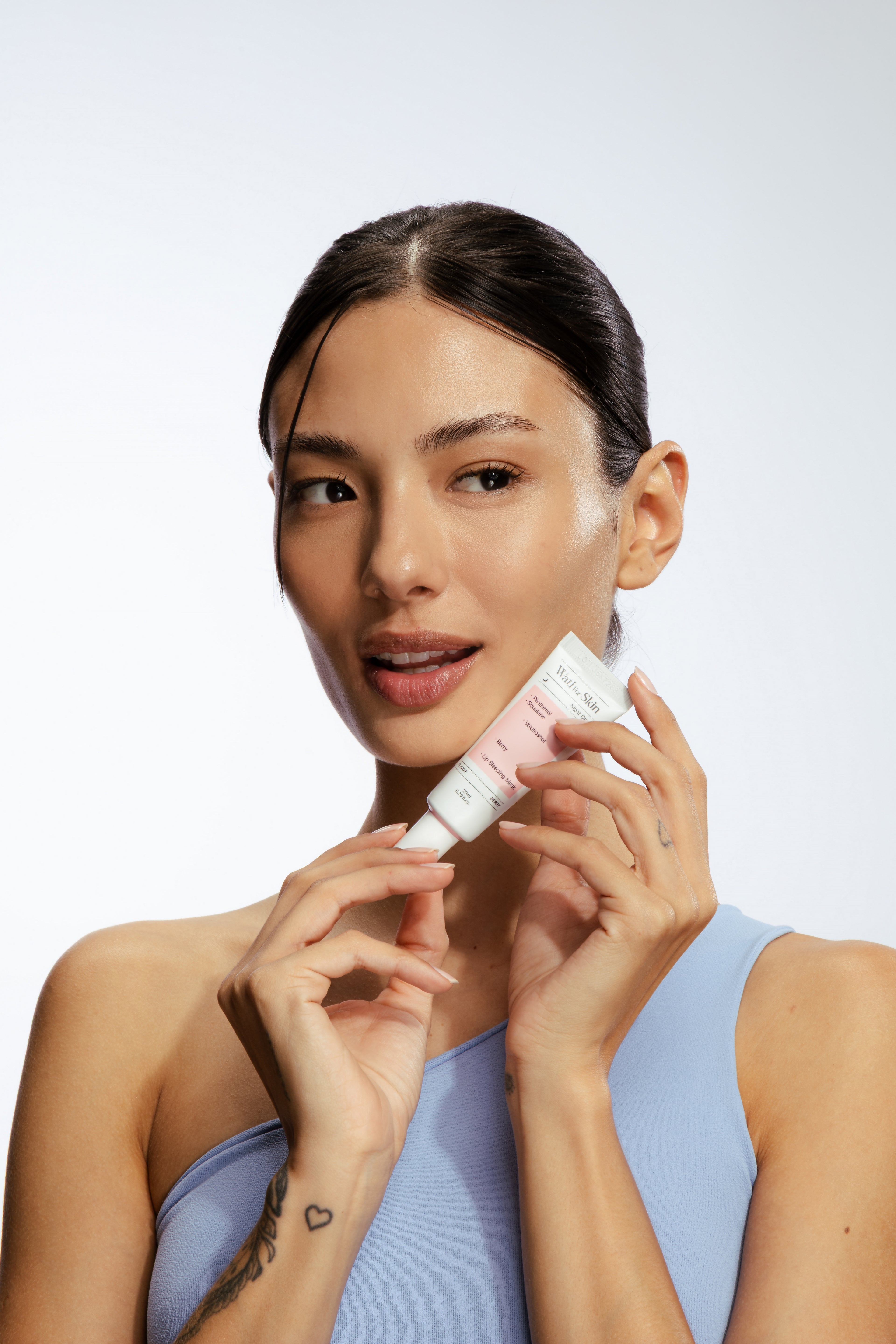 Máscara Labial Noturna Wati for Skin Panthenol Squalane Volufroshot Berry Lip Sleeping Mask